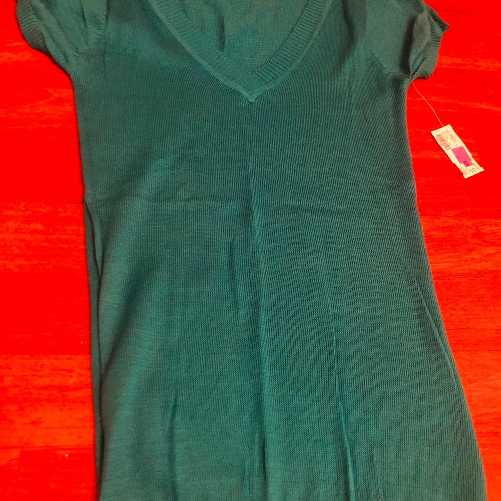 Tops - Picture 3 of 5